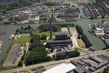 802450 Luchtfoto van de electrische centrale Lage Weide van de NUON (Atoomweg 9) te Utrecht, uit het westen; links de ...
